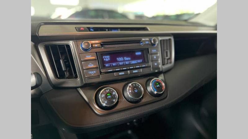 TOYOTA - RAV4 - 2014/2015 - Prata - R$ 91.900,00