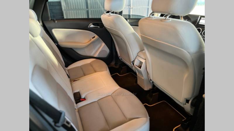 MERCEDES-BENZ - B 200 - 2012/2013 - Preta - R$ 68.900,00