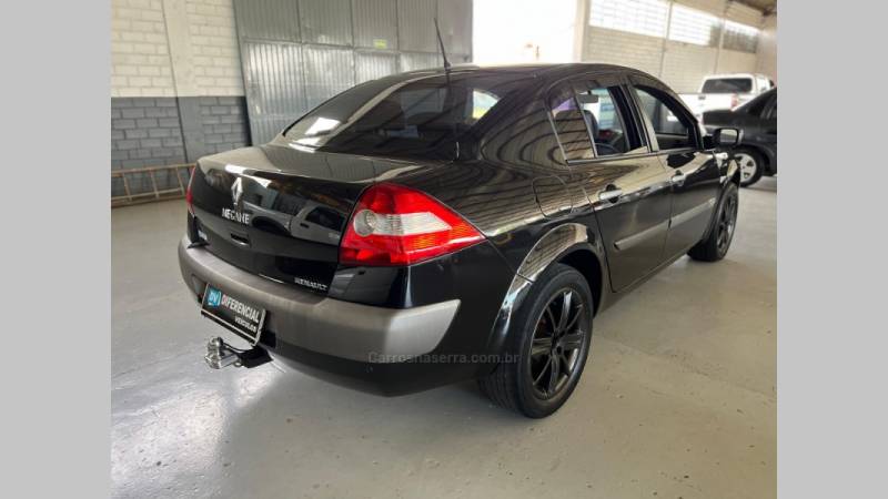 RENAULT - MÉGANE - 2008/2009 - Preta - R$ 27.900,00