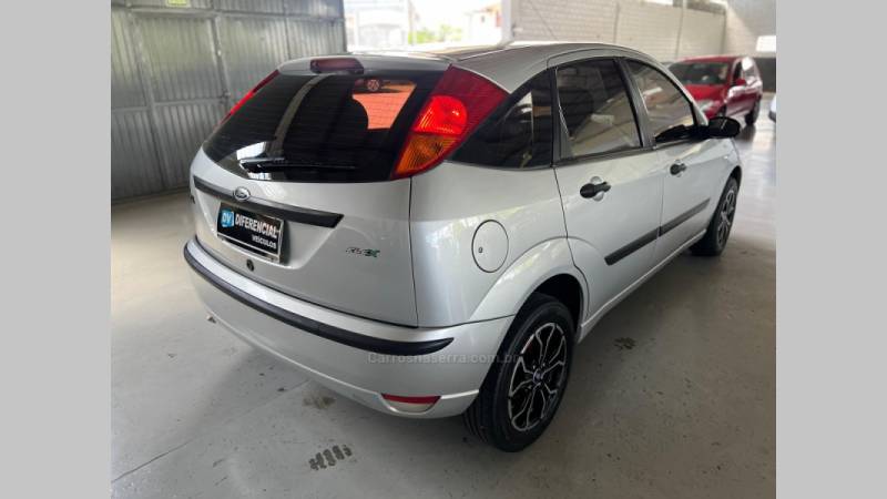 FORD - FOCUS - 2007/2008 - Prata - R$ 25.900,00