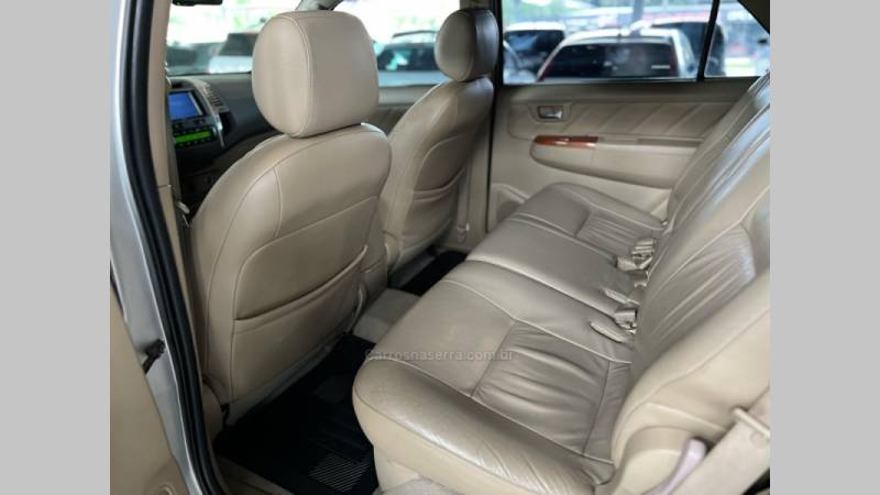TOYOTA - HILUX SW4 - 2009/2010 - Prata - R$ 99.900,00