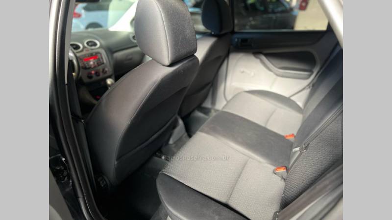 FORD - FOCUS - 2010/2011 - Preta - R$ 39.900,00