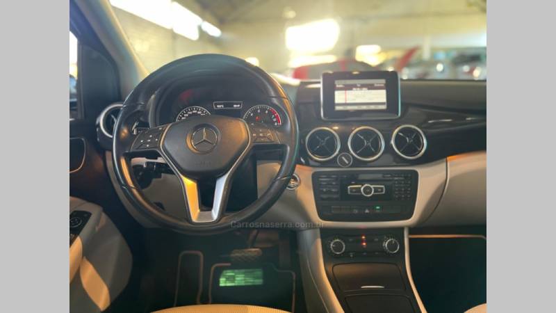 MERCEDES-BENZ - B 200 - 2012/2013 - Preta - R$ 68.900,00