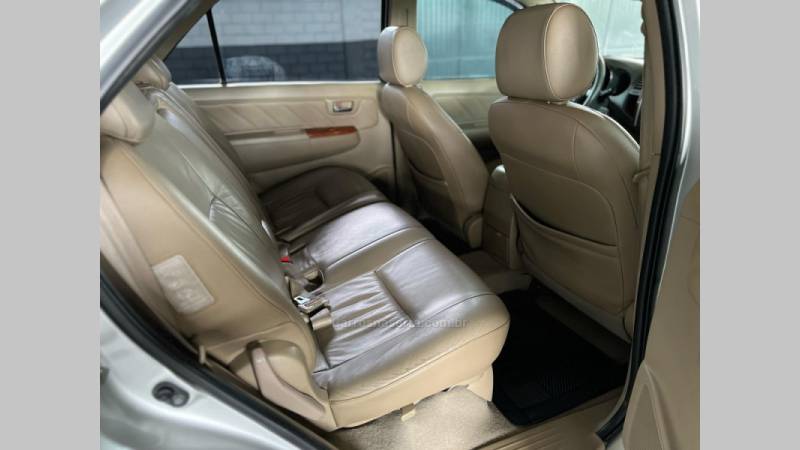 TOYOTA - HILUX SW4 - 2009/2010 - Prata - R$ 99.900,00