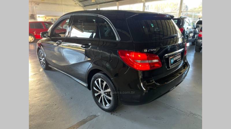 MERCEDES-BENZ - B 200 - 2012/2013 - Preta - R$ 68.900,00