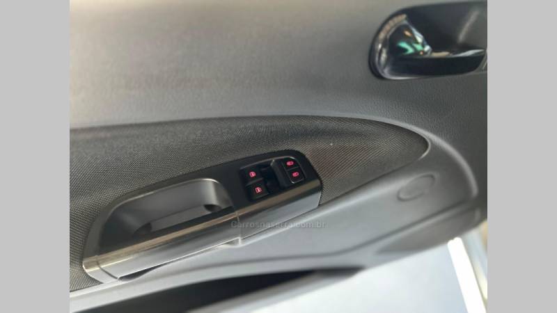 VOLKSWAGEN - VOYAGE - 2021/2022 - Prata - R$ 66.900,00