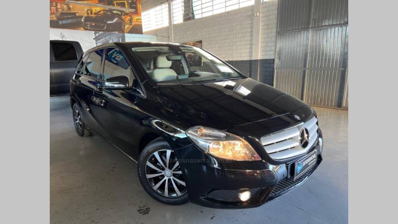 MERCEDES-BENZ - B 200 - 2012/2013 - Preta - R$ 68.900,00