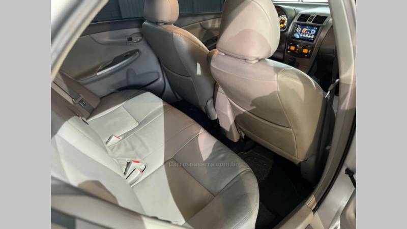 TOYOTA - COROLLA - 2010/2011 - Prata - R$ 59.900,00