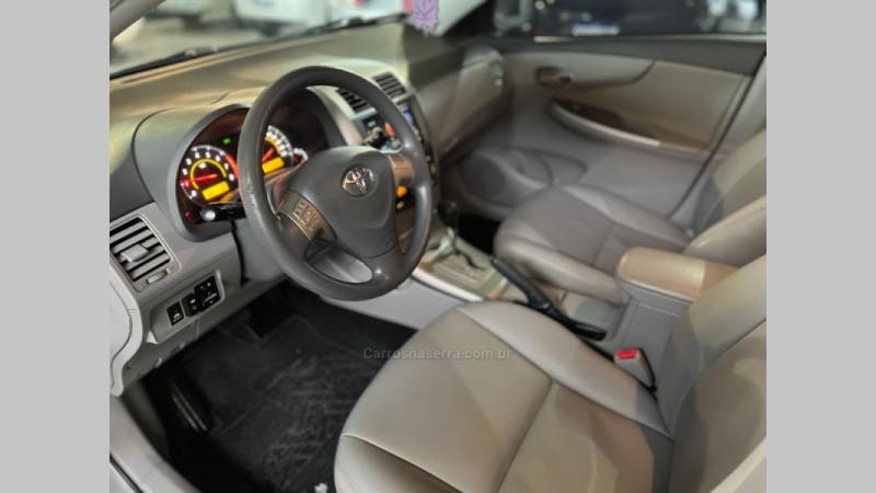 TOYOTA - COROLLA - 2010/2011 - Prata - R$ 59.900,00