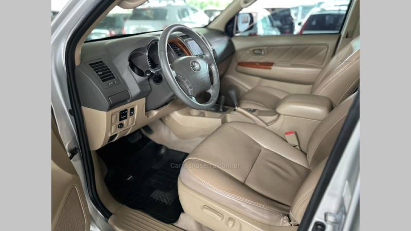 TOYOTA - HILUX SW4 - 2009/2010 - Prata - R$ 99.900,00