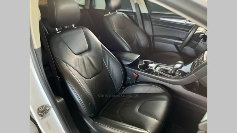 FORD - FUSION - 2015/2016 - Branca - R$ 93.900,00