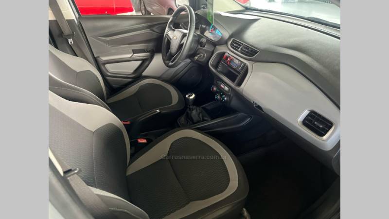 CHEVROLET - ONIX - 2014/2015 - Prata - R$ 47.900,00