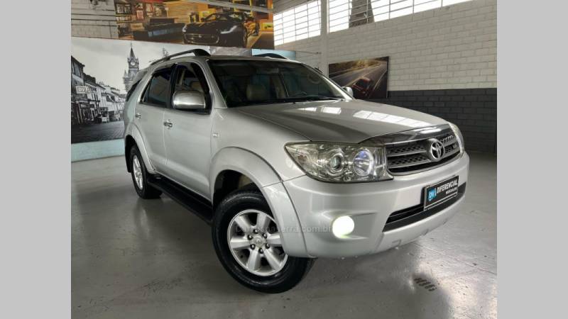 TOYOTA - HILUX SW4 - 2009/2010 - Prata - R$ 99.900,00