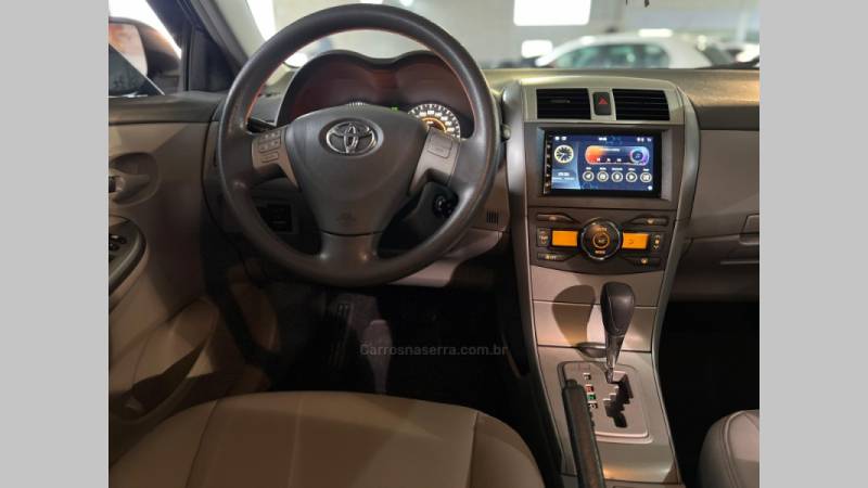 TOYOTA - COROLLA - 2010/2011 - Prata - R$ 59.900,00