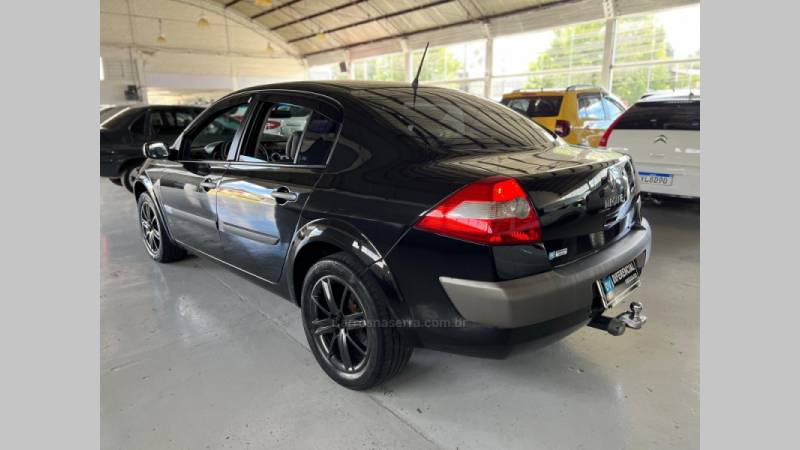 RENAULT - MÉGANE - 2008/2009 - Preta - R$ 27.900,00