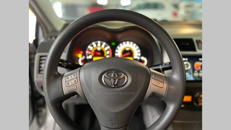 TOYOTA - COROLLA - 2010/2011 - Prata - R$ 59.900,00