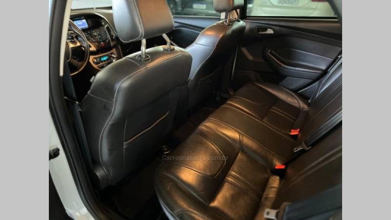 FORD - FOCUS - 2014/2015 - Branca - R$ 53.900,00
