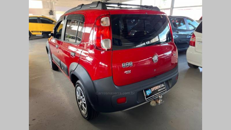 FIAT - UNO - 2011/2012 - Vermelha - R$ 30.900,00