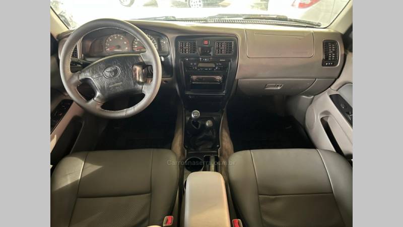 TOYOTA - HILUX SW4 - 2002/2002 - Prata - R$ 74.900,00