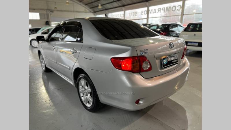 TOYOTA - COROLLA - 2010/2011 - Prata - R$ 59.900,00
