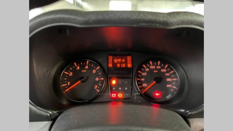 RENAULT - CLIO - 2011/2011 - Vermelha - R$ 24.900,00