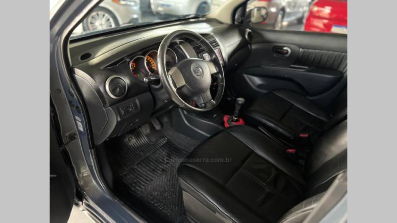 NISSAN - LIVINA - 2010/2011 - Cinza - R$ 32.900,00