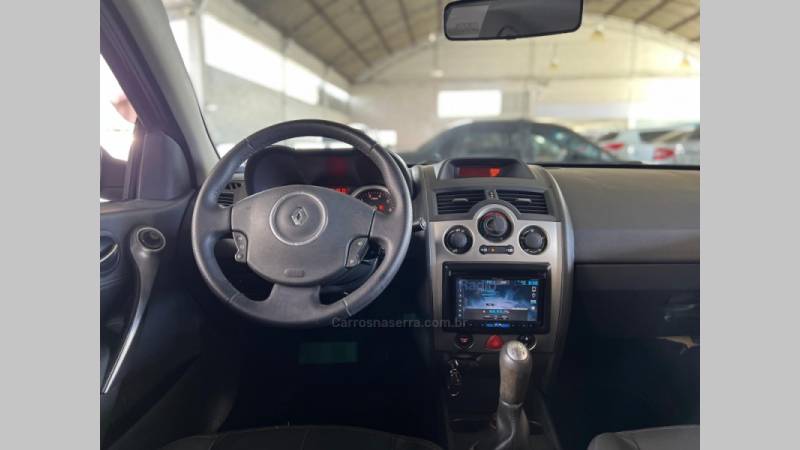 RENAULT - MÉGANE - 2008/2009 - Preta - R$ 27.900,00