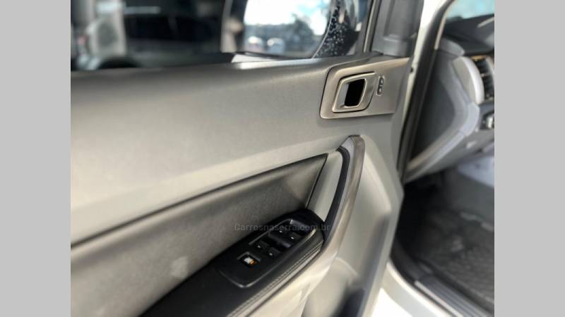 FORD - RANGER - 2016/2017 - Branca - R$ 145.900,00