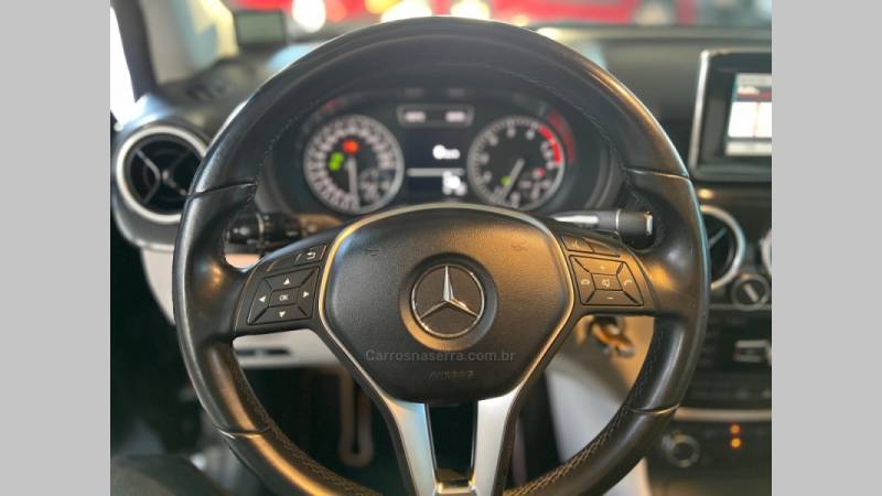 MERCEDES-BENZ - B 200 - 2012/2013 - Preta - R$ 68.900,00