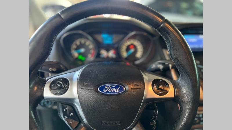 FORD - FOCUS - 2014/2015 - Branca - R$ 53.900,00