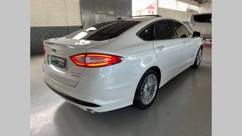 FORD - FUSION - 2015/2016 - Branca - R$ 93.900,00