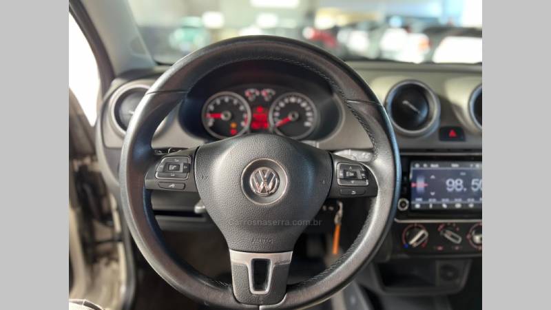 VOLKSWAGEN - VOYAGE - 2013/2014 - Cinza - R$ 45.900,00