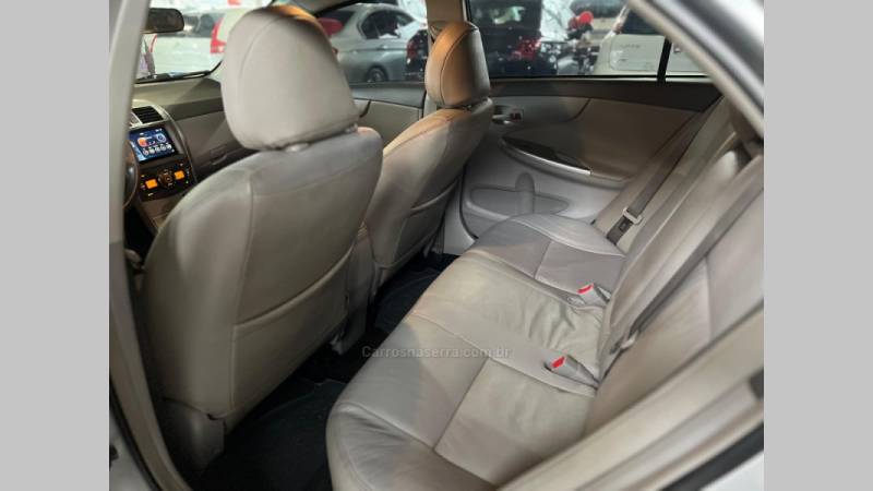 TOYOTA - COROLLA - 2010/2011 - Prata - R$ 59.900,00