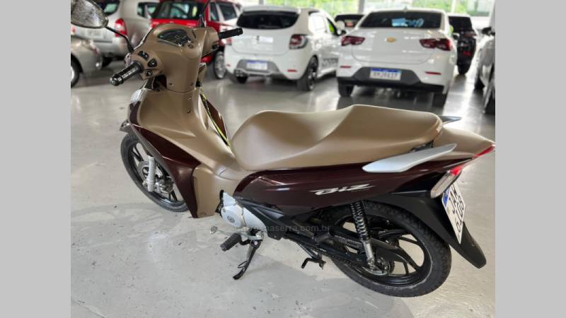 HONDA - BIZ 125 - 2021/2021 - Marrom - R$ 16.900,00