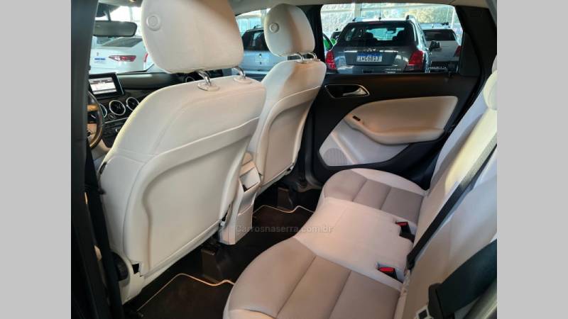 MERCEDES-BENZ - B 200 - 2012/2013 - Preta - R$ 68.900,00