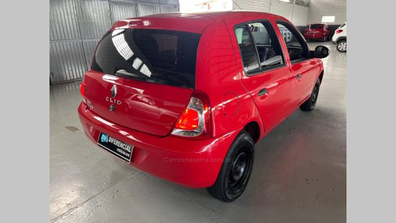 RENAULT - CLIO - 2013/2014 - Vermelha - R$ 27.900,00