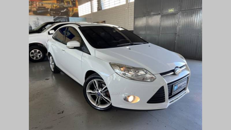 FORD - FOCUS - 2014/2015 - Branca - R$ 53.900,00