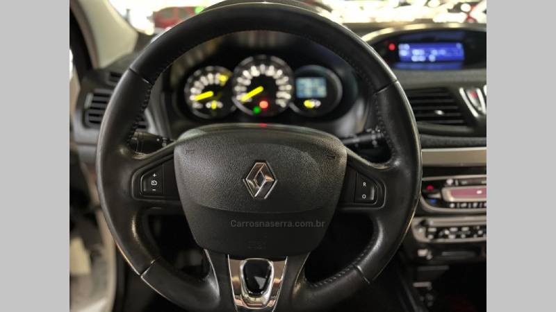 RENAULT - FLUENCE - 2013/2014 - Branca - R$ 44.900,00