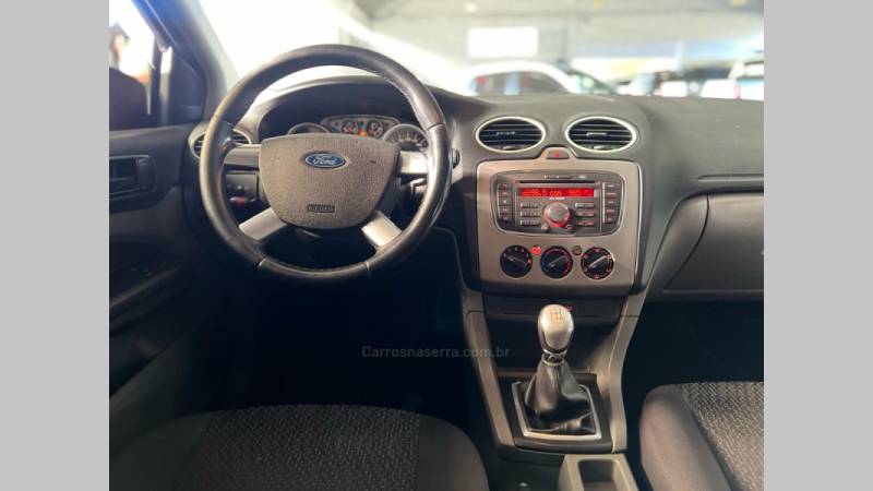 FORD - FOCUS - 2010/2011 - Preta - R$ 39.900,00
