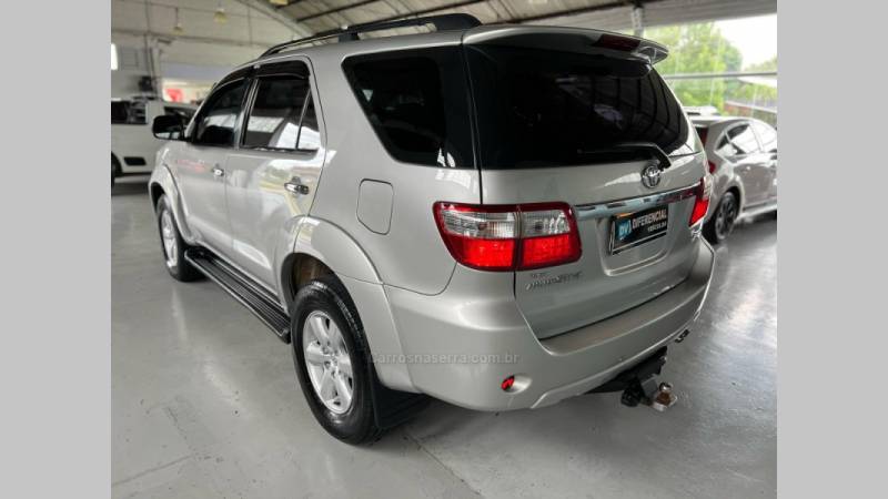 TOYOTA - HILUX SW4 - 2009/2010 - Prata - R$ 99.900,00