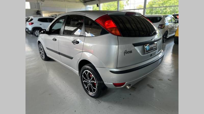 FORD - FOCUS - 2007/2008 - Prata - R$ 25.900,00