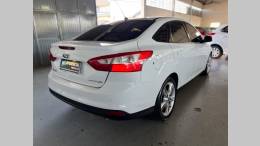 FORD - FOCUS - 2014/2015 - Branca - R$ 53.900,00
