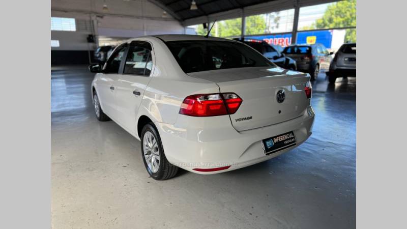 VOLKSWAGEN - VOYAGE - 2021/2022 - Branca - R$ 63.900,00