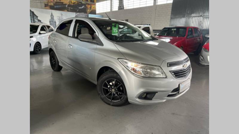 CHEVROLET - ONIX - 2014/2015 - Prata - R$ 47.900,00