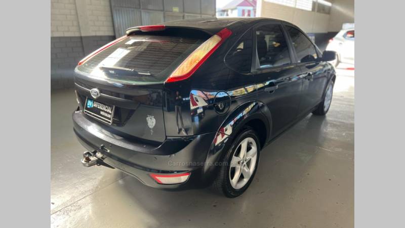 FORD - FOCUS - 2010/2011 - Preta - R$ 39.900,00