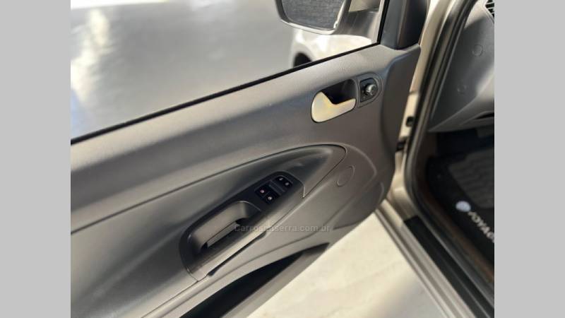 VOLKSWAGEN - VOYAGE - 2013/2014 - Cinza - R$ 45.900,00