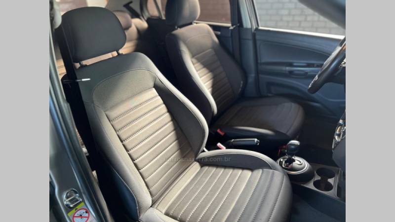 VOLKSWAGEN - VOYAGE - 2013/2014 - Cinza - R$ 45.900,00