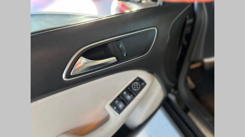 MERCEDES-BENZ - B 200 - 2012/2013 - Preta - R$ 68.900,00