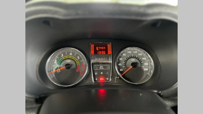 RENAULT - CLIO - 2013/2014 - Vermelha - R$ 27.900,00