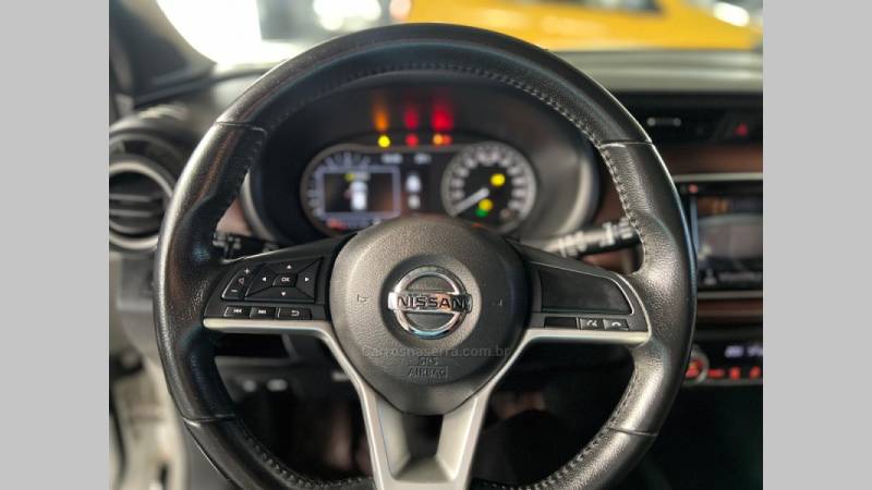 NISSAN - KICKS - 2017/2018 - Branca - R$ 85.900,00